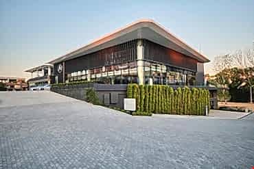 Mercedes tasarımına yakışan, çağdaş mimari…